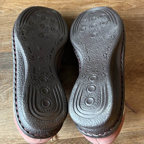 La New SZ 6 two tone tie shoe.  Great condition. - Picture 6 of 7